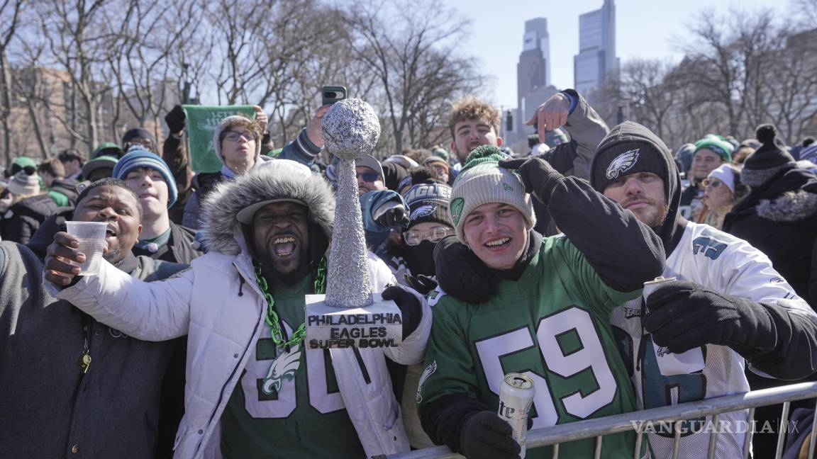 $!Uniformados, los hinchas de los Eagles se dieron cita en las inmediaciones de Broad Street.
