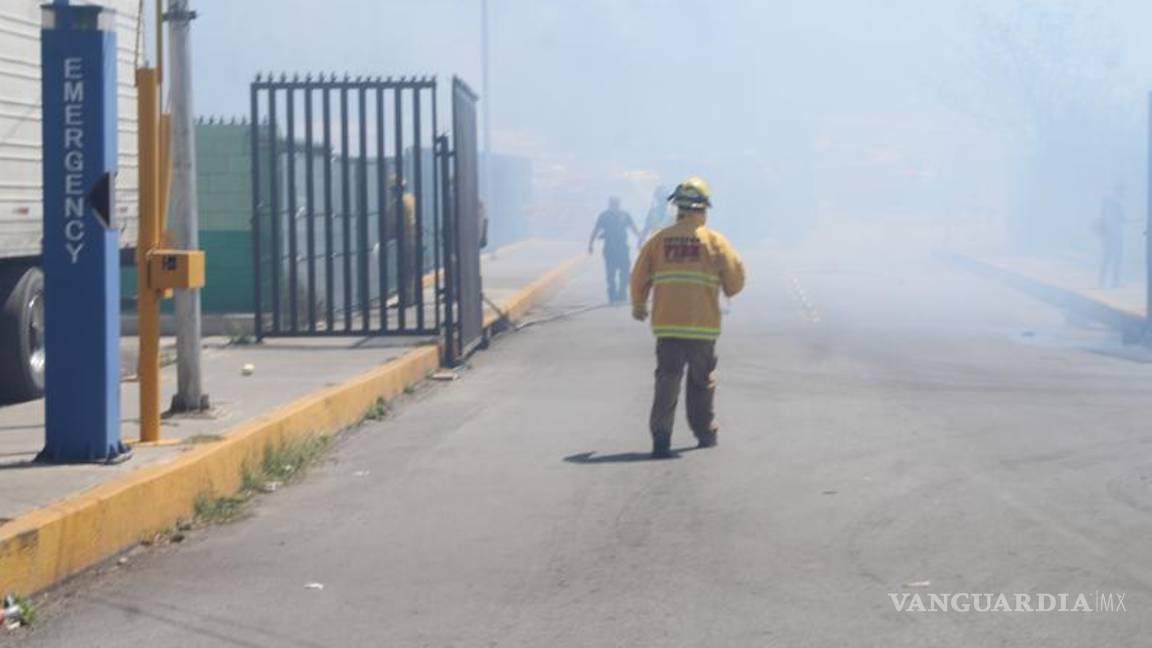 $!Comerciantes y vigilantes activaron protocolos de seguridad para evacuar a clientes y retirar vehículos ante la proximidad del fuego.