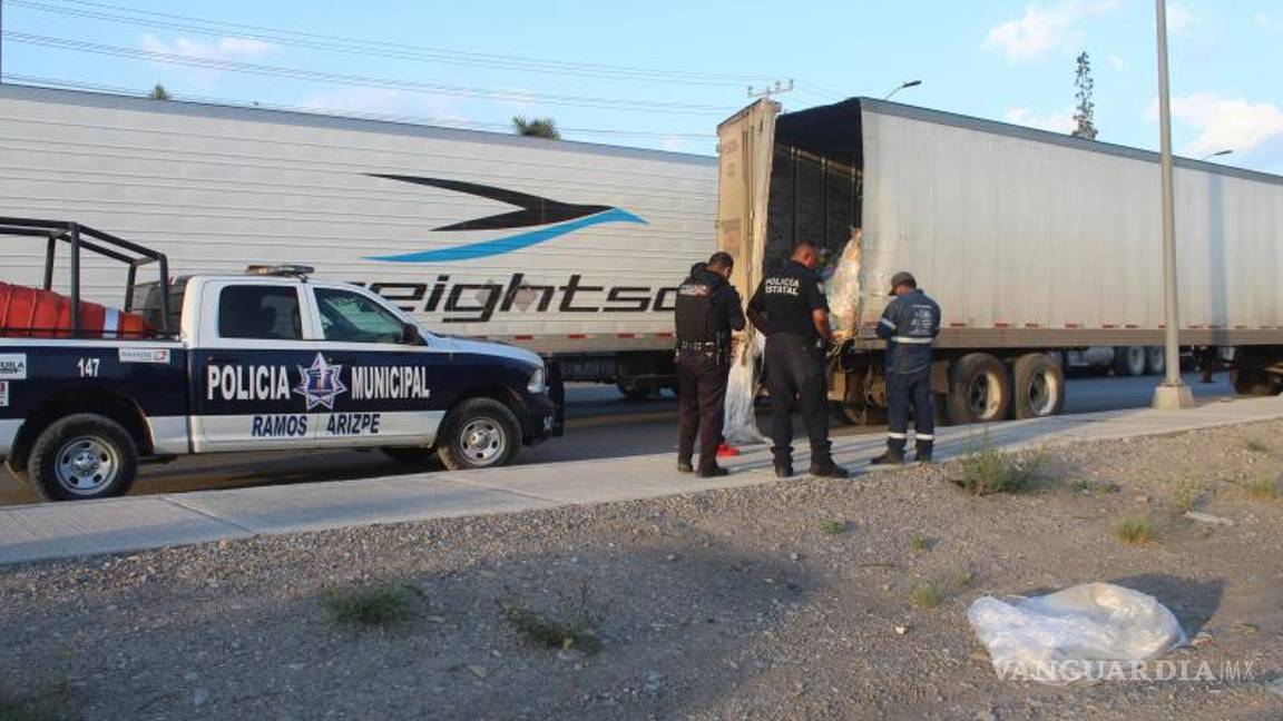 $!Oficiales de la Policía aseguraron a Raúl “N”, el conductor del camión que provocó el accidente al desplazarse a exceso de velocidad.