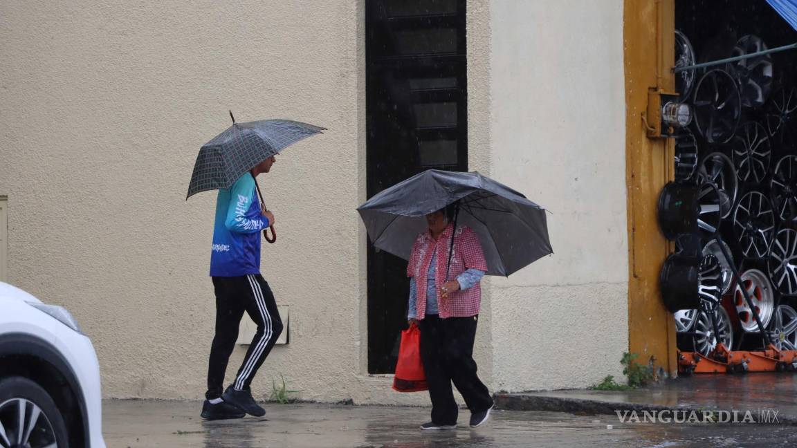 $!Algunos saltillenses se animaron a salir, a pesar de las fuertes lluvias reportadas en el día.