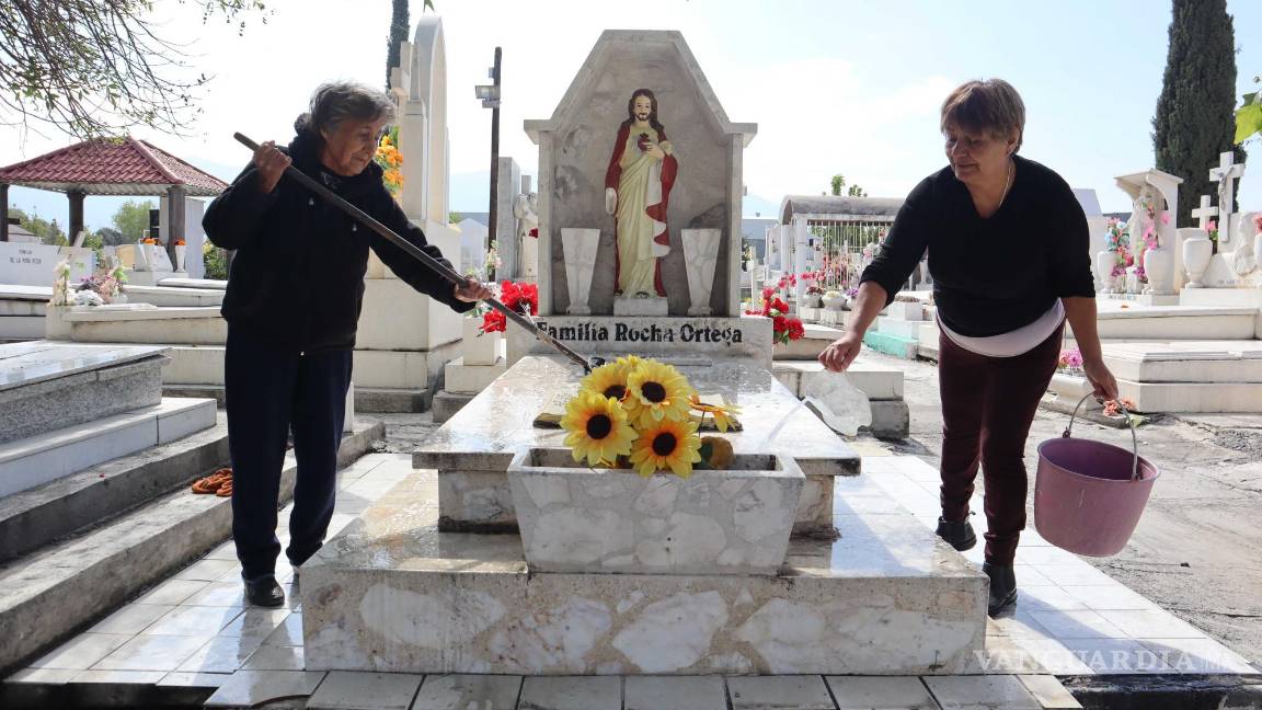 $!A pesar de la baja presencia de adornos, algunas familias aprovechan el Día de los Muertos para limpiar y hacer mejoras en las tumbas de sus seres queridos.