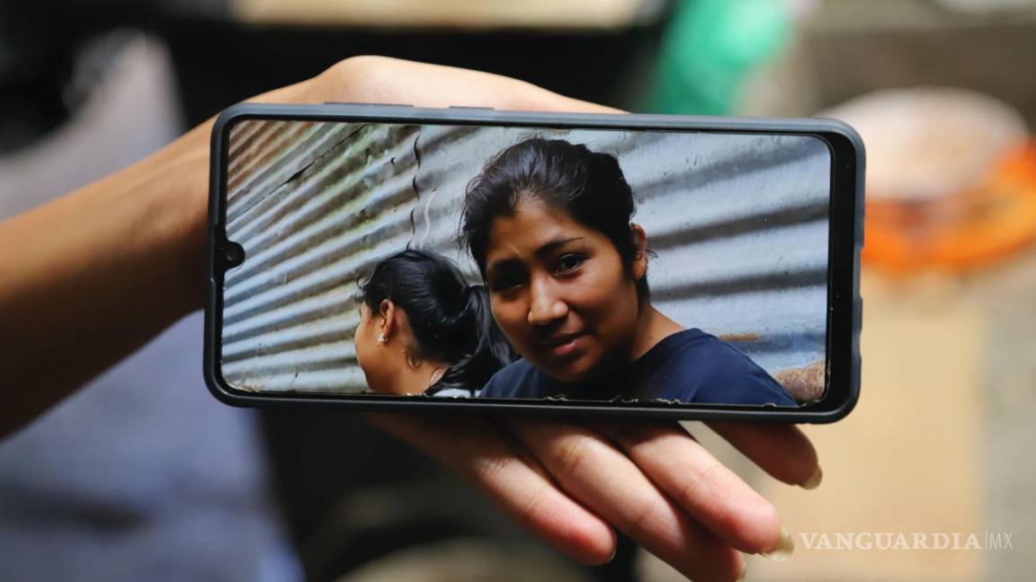 $!Un familiar muestra en un celular una foto de Juana Guadalupe Recinos, que fue detenida el año pasado durante la guerra del gobierno contra las pandillas.