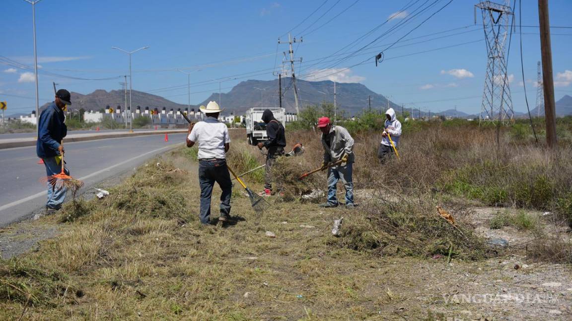 $!Cuadrillas de Empleo Temporal realizaron limpieza y retiro de escombro en el libramiento Óscar Flores Tapia.