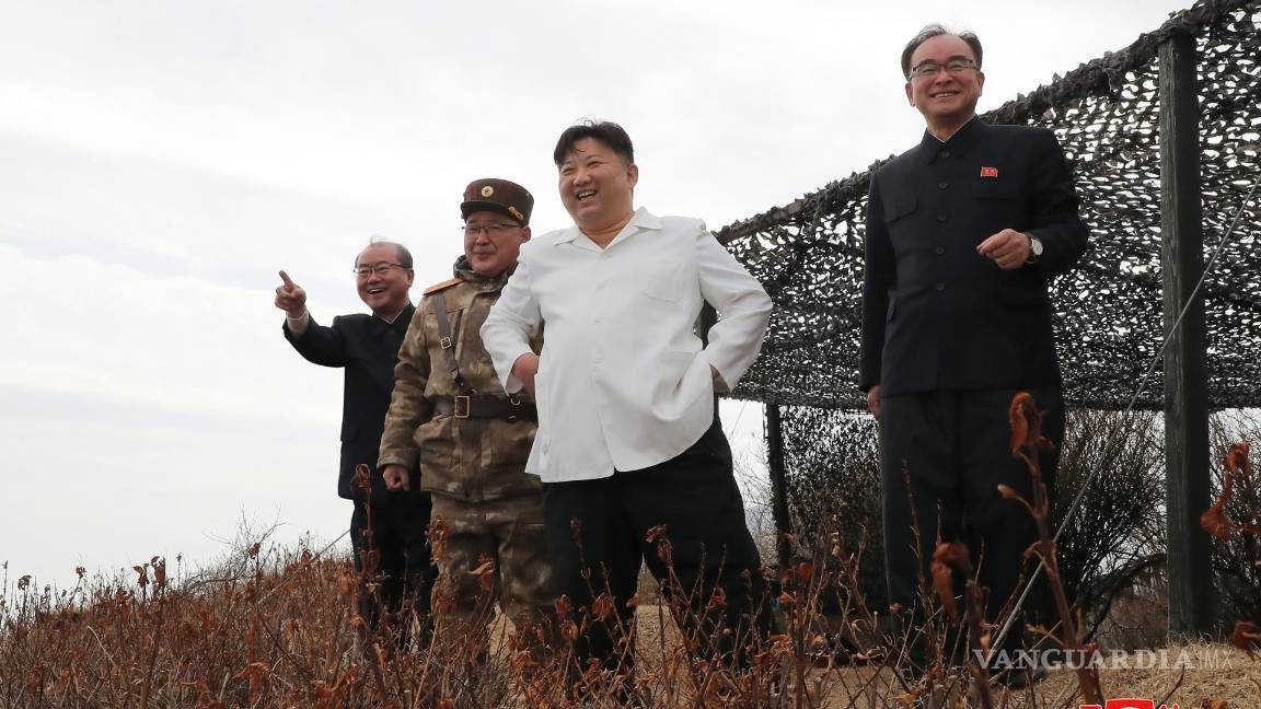 $!El líder supremo de Corea del Norte, Kim Jong-un (2-R), observa un ejercicio de misiles de crucero realizado en Jakdo-dong, provincia de Hamgyong del Sur.