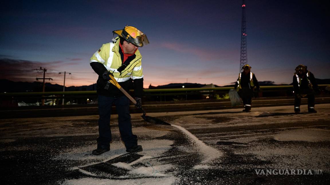$!Desde temprana hora, elementos del cuerpo de bomberos esparcieron sal en los puentes, para garantizar el tránsito seguro.