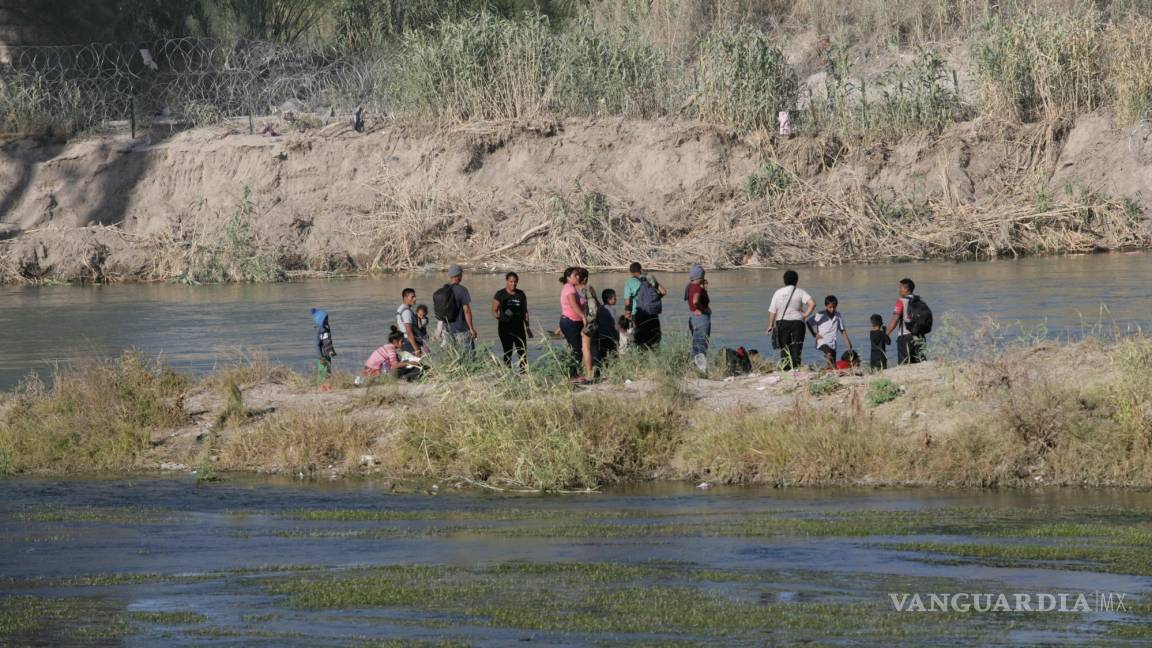 Cientos de migrantes continúan cruzando el Río Bravo