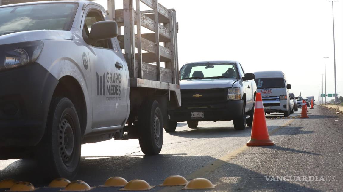 Colocan boyas en límites de Saltillo y Arteaga... desatan hasta 2 kilómetros de tráfico en carretera 57