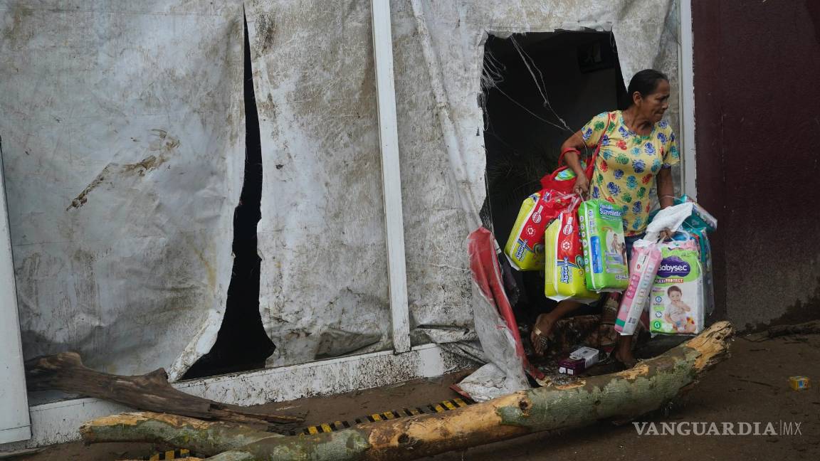 $!Una mujer saquea un supermercado después de que el huracán Otis arrasara Acapulco, Guerrero (México).