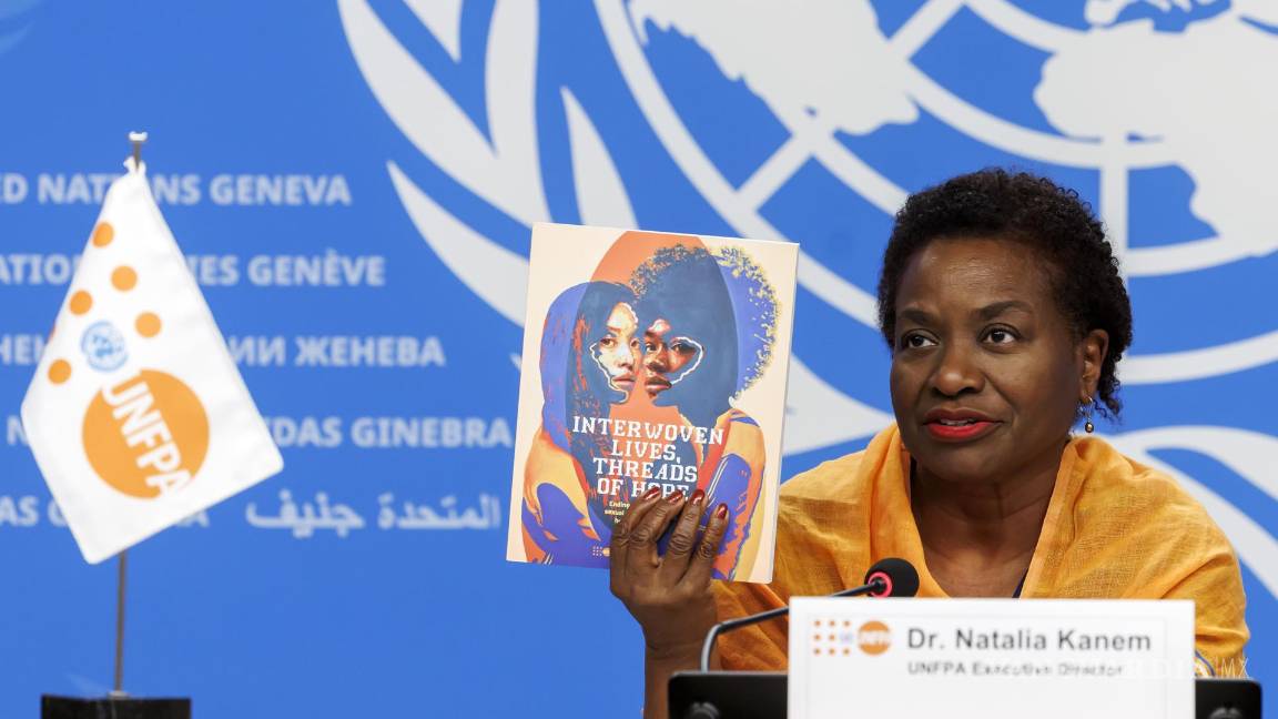 $!Natalia Kanem, directora ejecutiva del UNFPA, sostiene informe del Estado de la población mundial 2024 en una conferencia de prensa en Ginebra, Suiza.