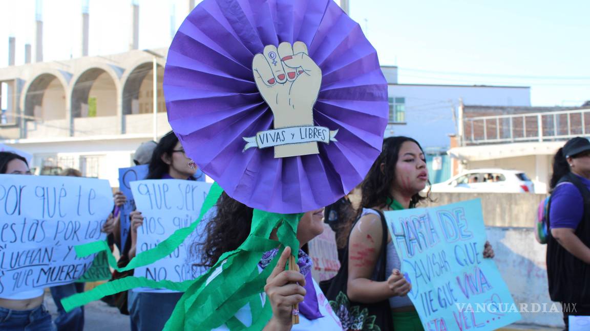 $!CHILPANCINGO, GUERRERO, 08 MARZO 2025.- Durante el desarrollo del Día Internacional de la Mujer, el contingente conformado por poco más de 300 mujeres, partieron en marcha minutos después de las 3 de la tarde del monumento a Las Banderas, en dirección al sur de la ciudad, para culminar con un mitin en Ciudad Judicial. En su recorrido, realizaron distintas paradas en Ciudad Universitaria (C. U.), Recinto Oficial del Poder Ejecutivo de Guerrero (ROPEG, antes llamado Palacio de Gobierno), Hospital de la Madre y el Niño Guerrerense (HMNG), Lienzo Charro 'Dario L. Arrieta', Secretaría de los Migrantes y Asuntos Internacionales y Fiscalía General del Estado (FGE), donde el Bloque Negro que acompañó esta marcha, realizó pintas y pego fichas de mujeres desaparecidas y asesinadas, deudores alimenticios, además de que en estos puntos también realizaron distintas denuncias qué iban desde violaciones hasta demandas de pensión y violencia familiar. En su paso por el HMNG, denunciaron la violencia obstétrica de las que han sido víctimas las mujeres en ese lugar, mientras que en las instalaciones de la Universidad Autónoma de Guerrero (UAGro) lamentaron la falta de justicia hacia las mujeres y la protección de violadores y acosadores, principalmente docentes, en las distintas Facultades y escuelas de la máxima casa de estudios del estado.