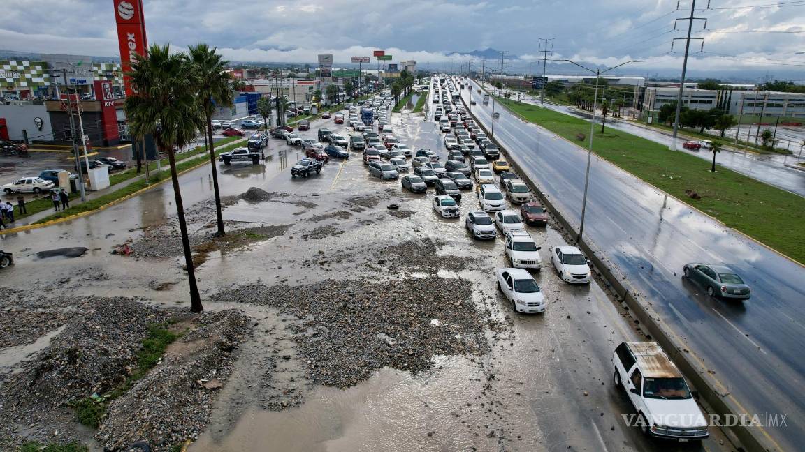 $!Vialidades se han visto afectadas por deslaves, debido a las corrientes de agua que bajan de la zona serrana.