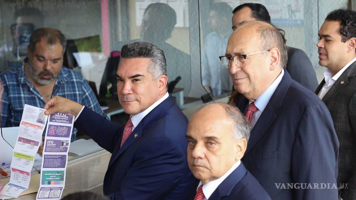 $!El dirigente del PRI presentó en el INE los acordeones con los que asegura se indujo el voto en la población