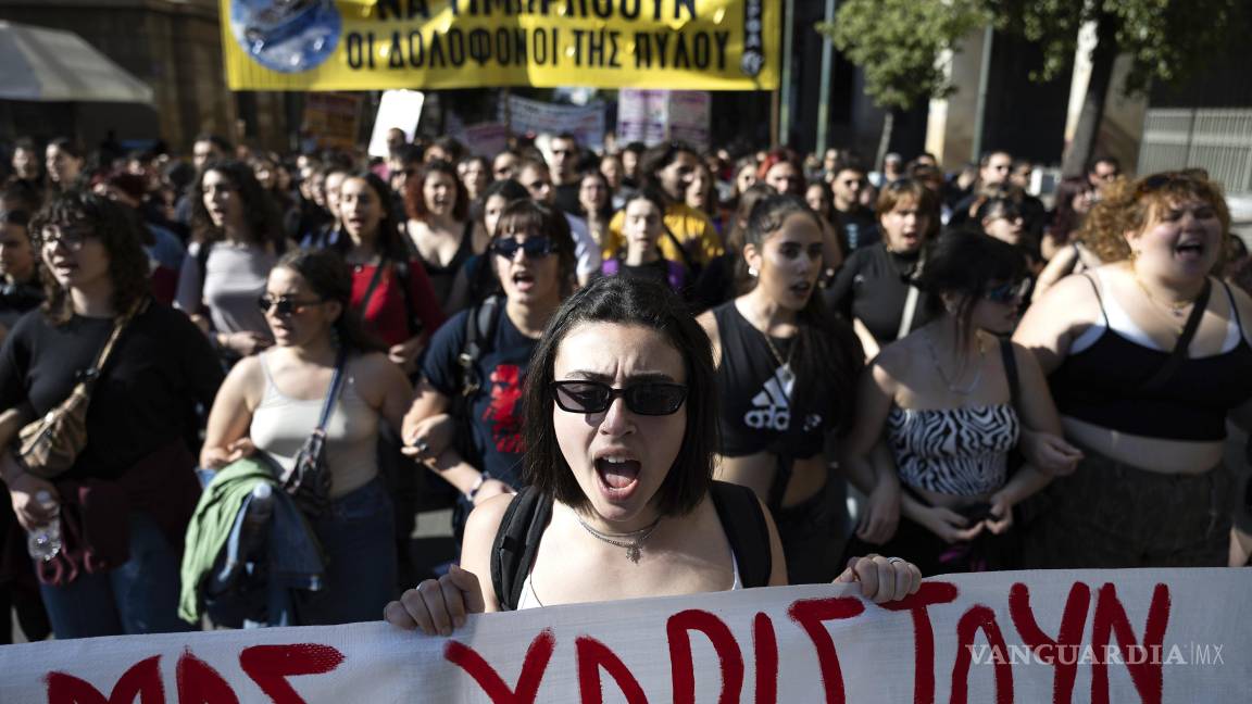 $!Manifestantes gritan consignas durante una manifestación conmemorativa del Día Internacional de la Mujer, en Atenas, Grecia.