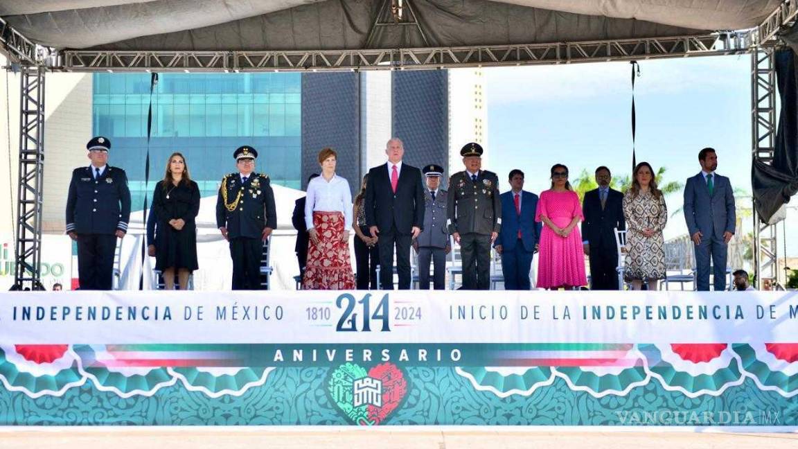 $!Más de 3,200 elementos participaron en el desfile conmemorativo en Torreón, en un evento que transcurrió sin incidentes.