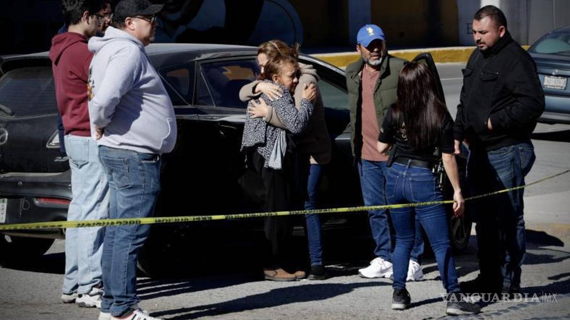 $!Familiares del fallecido llegaron al lugar de los hechos, rompiendo en llanto ante la pérdida de Valentín, quien durante años fue su amigo, compañero y esposo.
