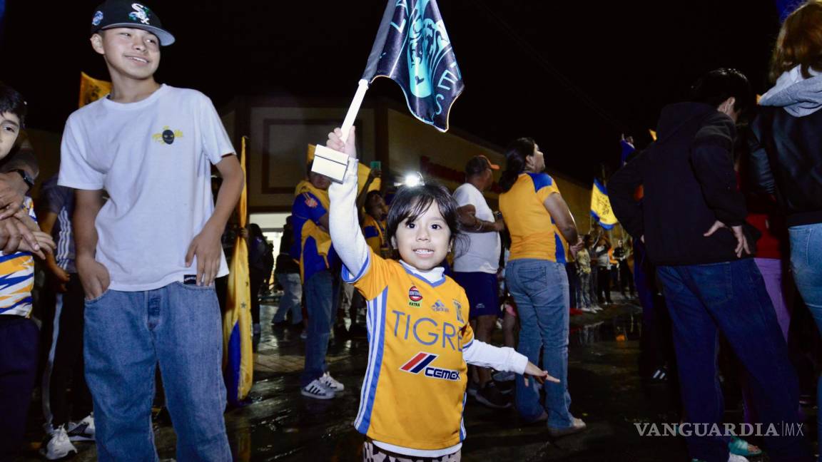 Saltillo saca las garras: aficionados de Tigres celebran en la Alameda