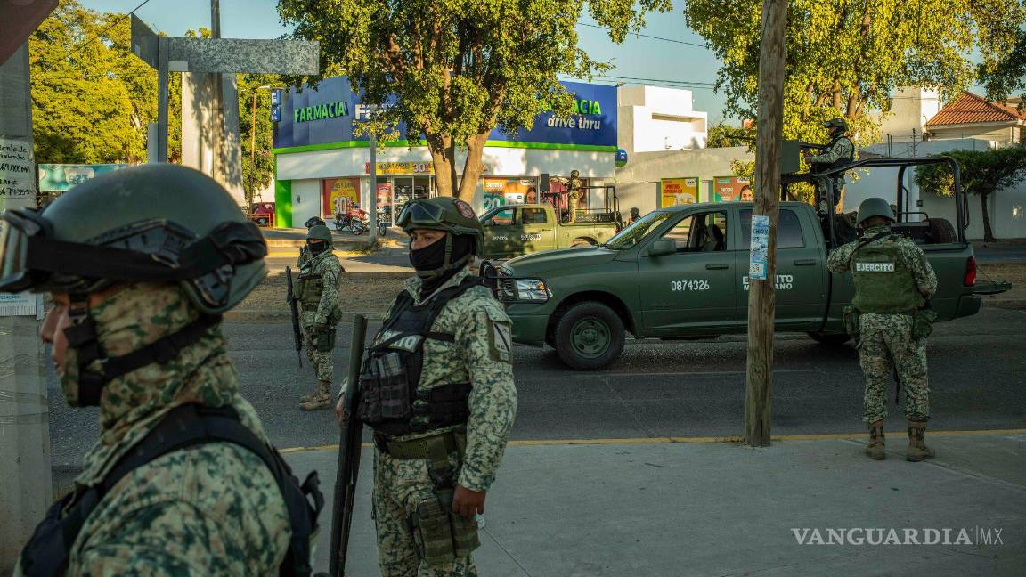 $!Fuerzas mexicanas protegen una zona de Culiacán, donde detuvieron a dos miembros de alto rango de la facción de el “Chapo” del Cártel de Sinaloa.