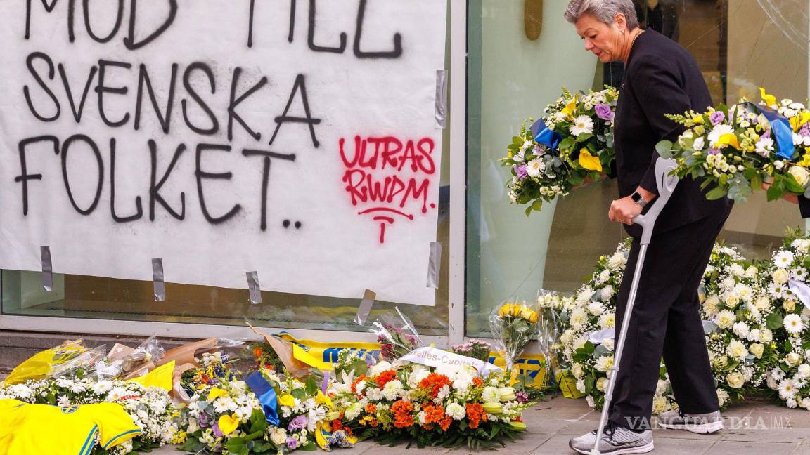 $!La comisaria europea de Asuntos Internos, Ylva Johansson, deposita una ofrenda en memoria de los dos aficionados suecos que fueron asesinados en Bruselas.