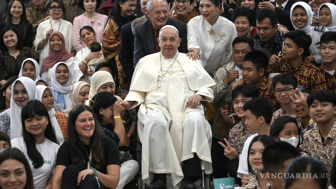 $!El Papa Francisco (C) asiste a un encuentro con jóvenes de Scholas Occurrentes en el Centro Juvenil Grha Pemuda, en Yakarta, Indonesia.