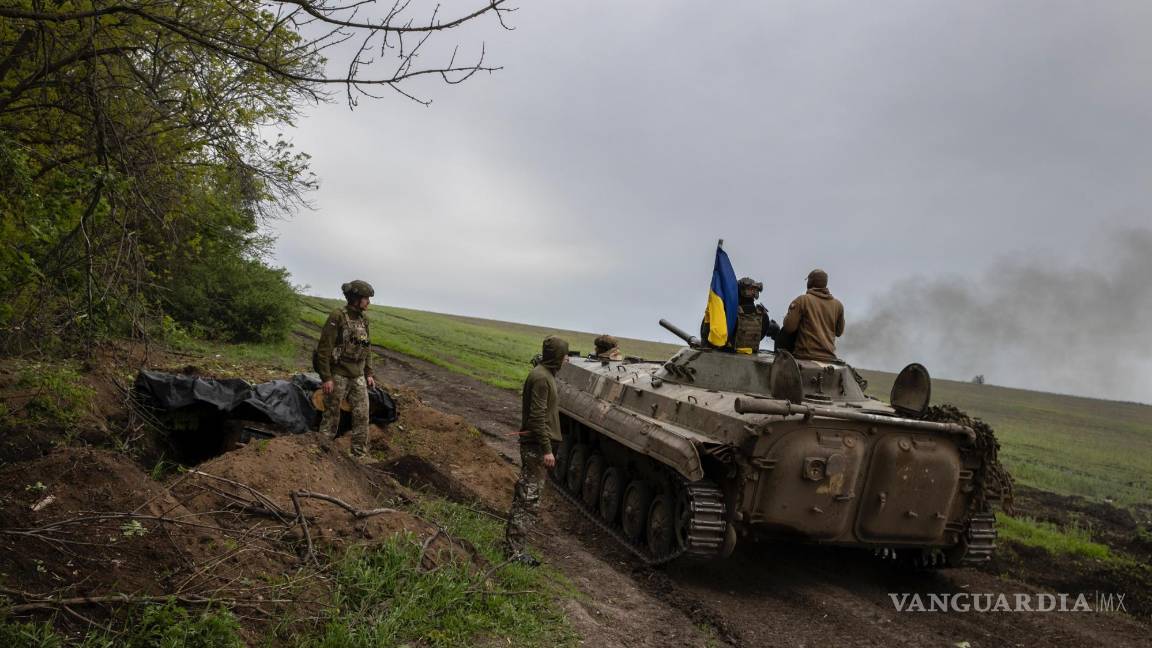 $!Miembros de la 28.a Brigada Mecanizada de Ucrania durante una misión para disparar contra un objetivo ruso en dirección a Bakhmut en el este de Ucrania.
