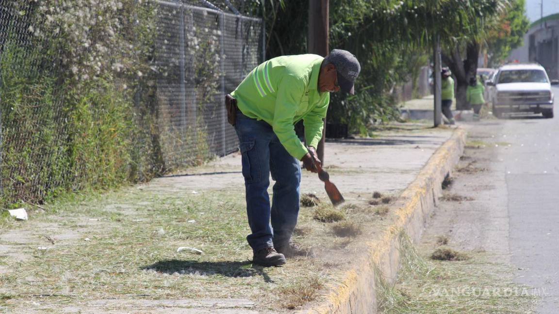 $!Se trabaja en la limpieza general del tramo vial conocido como “las curvas de Landín.