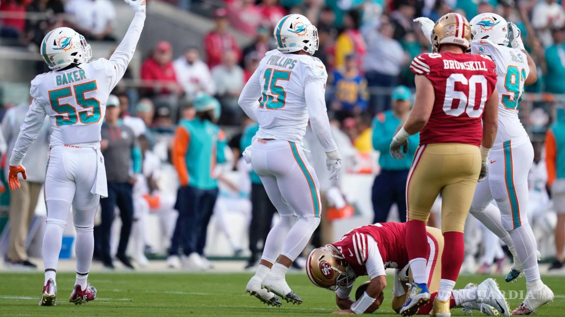 Tras fracturarse su tobillo, Jimmy Garoppolo, quarterback de los 49ers, queda fuera de la temporada