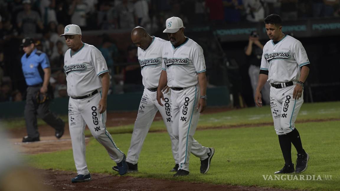 $!Los Saraperos salieron del terreno de juego con tristeza y decepción tras lo ocurrido.