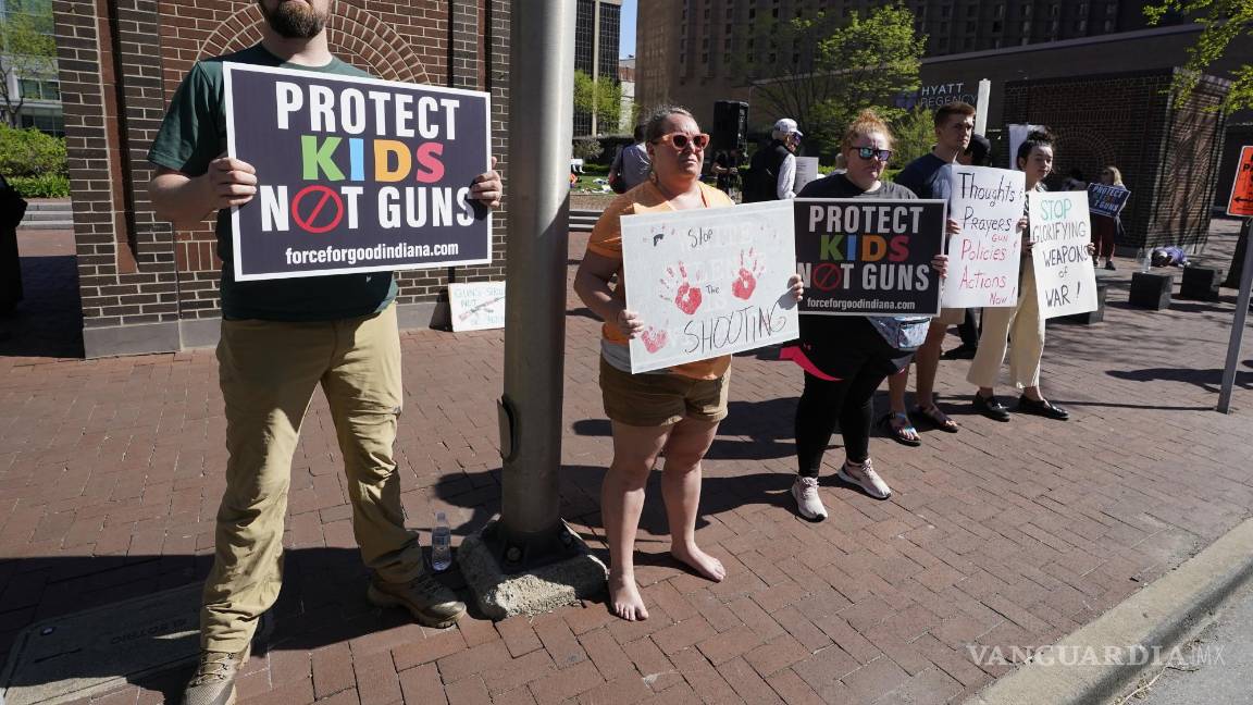 $!Los manifestantes se paran afuera del Centro de Convenciones de Indiana durante la Convención de la Asociación Nacional del Rifle en Indianápolis.