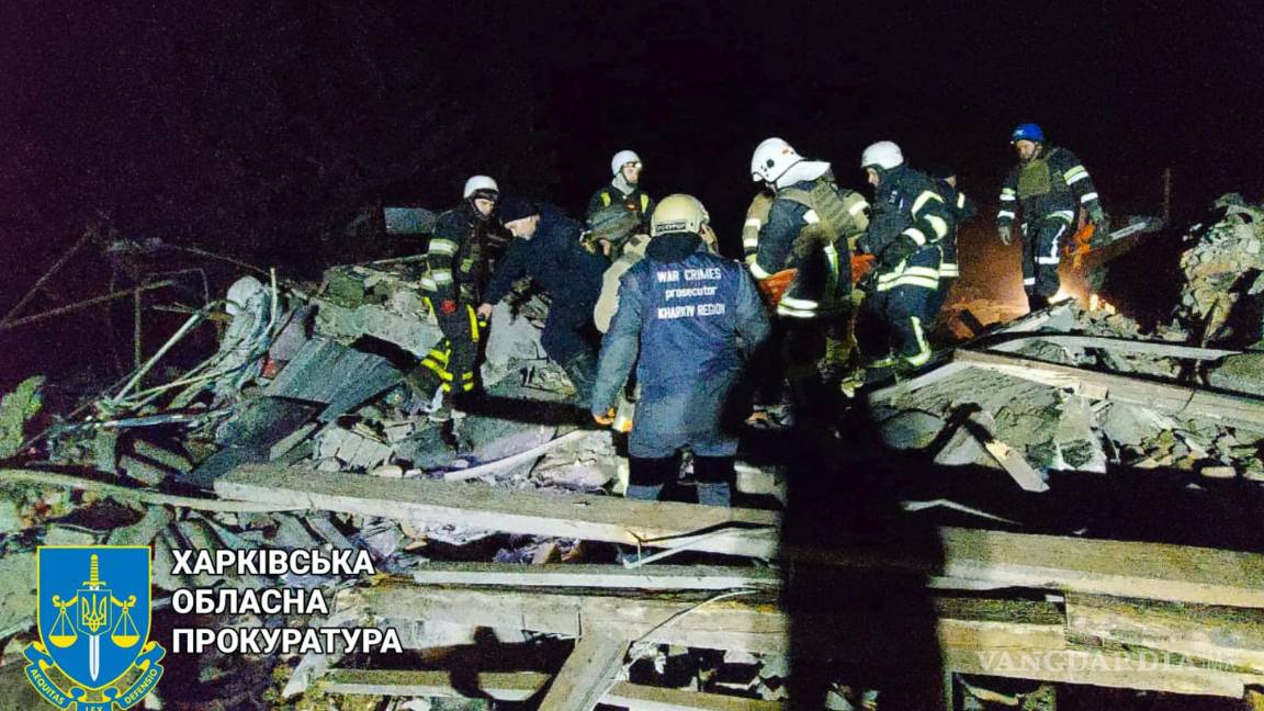 $!Bomberos examinan el lugar del ataque con misiles ruso que impactó en un edificio de apartamentos en la región de Járkov, Ucrania, el 15 de febrero de 2024.