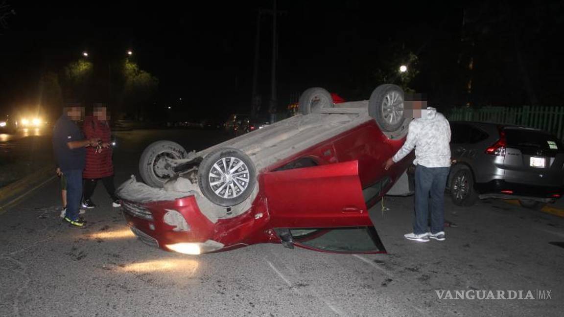 $!Aldo Abisaí “N” resultó ileso a pesar de la fuerte colisión que provocó la volcadura.