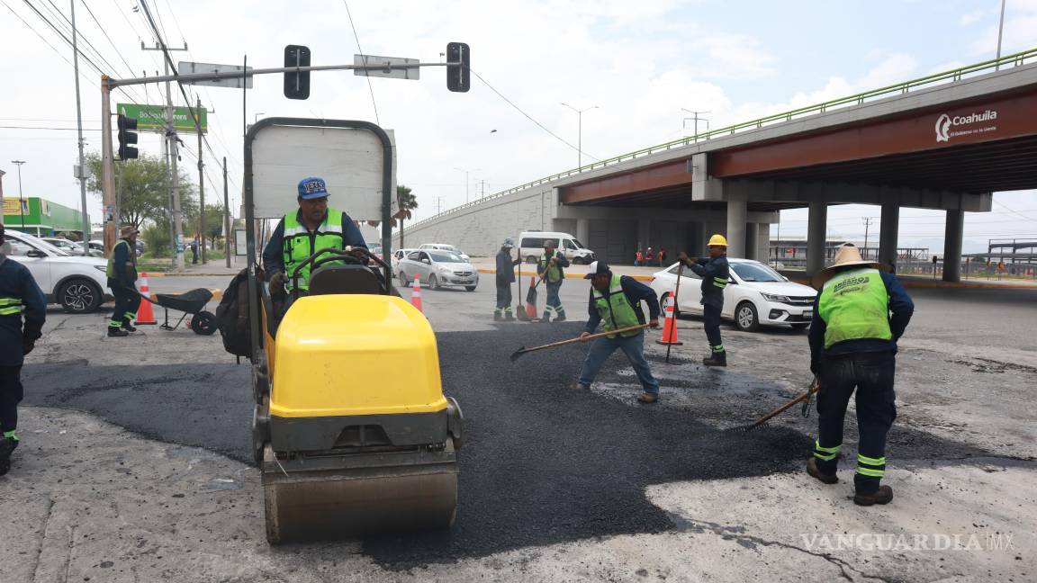 $!Personal municipal reparó daños severos en la carpeta asfáltica del cruce entre los bulevares Mirasierra y Fundadores, al oriente de Saltillo, donde la corriente pluvial levantó el pavimento y dejó grietas profundas.