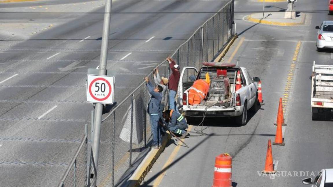 $!Trabajadores del Municipio se dieron a la tarea de colocar de forma correcta la malla ciclónica.