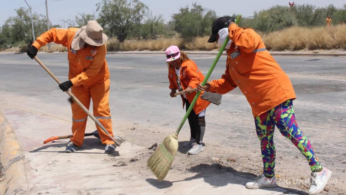 Brigada de La Ola lleva a cabo acciones de limpieza en la carretera Torreón-Matamoros