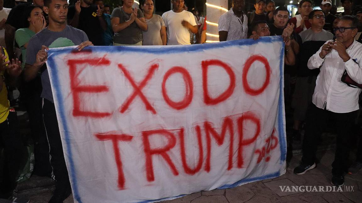 $!Migrantes sostienen una pancarta al iniciar una caravana que se dirige a la frontera norte de México en el municipio de Tapachula en Chiapas (México).