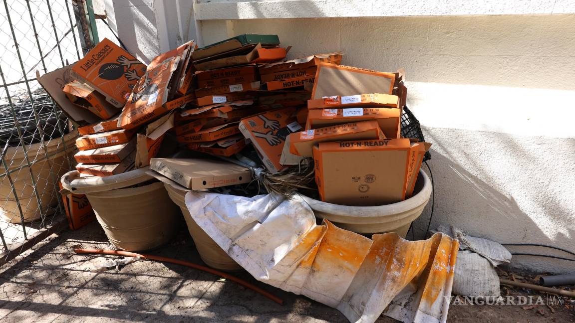 $!Las cajas desechadas por comensales afectan la imagen y limpieza del parque histórico.