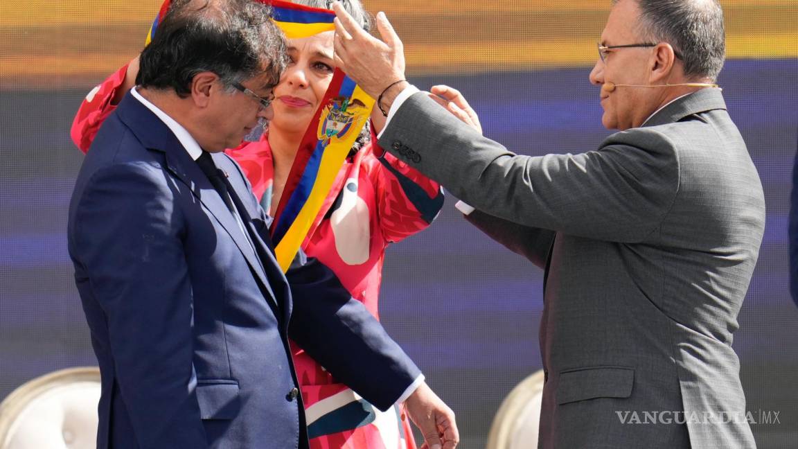 $!El presidente de Colombia, Gustavo Petro, recibe la banda presidencial de manos del presidente del Congreso, Roy Barreras (d) y de la senadora María José Pizarro.
