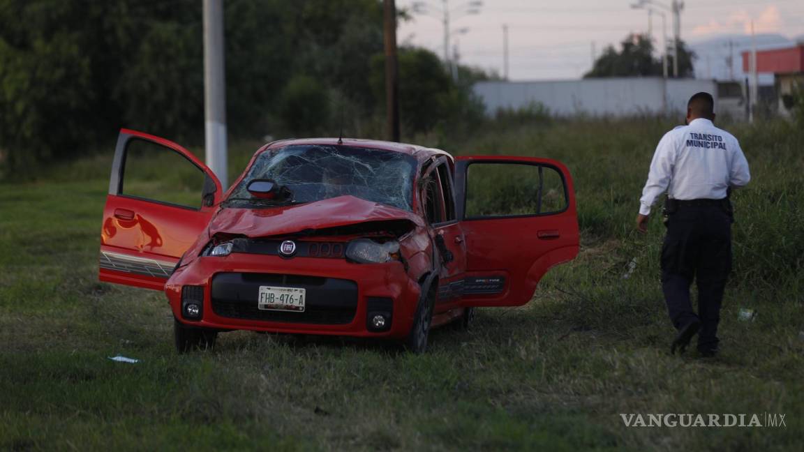 Maneja en estado de ebriedad y termina volcado al sur de Saltillo