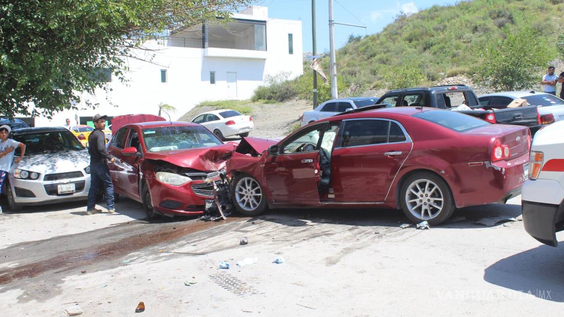 Invade carril y choca contra taxi de aplicación; detienen a conductor en Saltillo