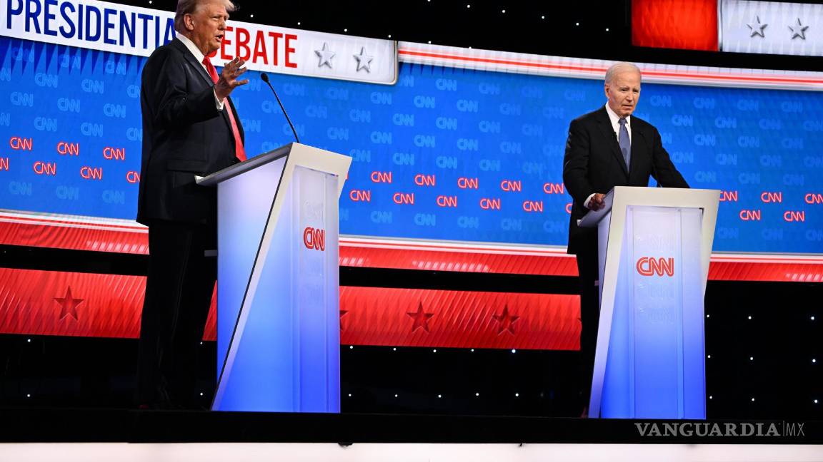$!El presidente estadounidense Joe Biden y el expresidente estadounidense Donald J. Trump en el primer debate sobre las elecciones en Atlanta.