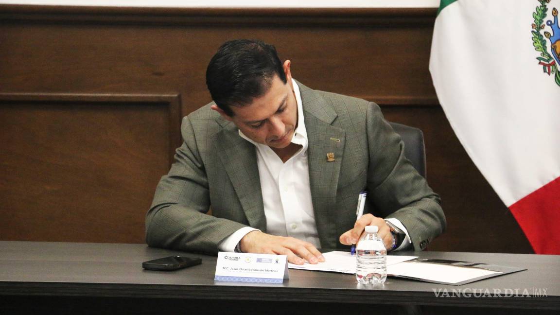 $!El rector de la UAdeC, Octavio Pimentel Martínez (I), firma el Acta Compromiso en Materia de Control Interno e Integridad en presencia de autoridades estatales.