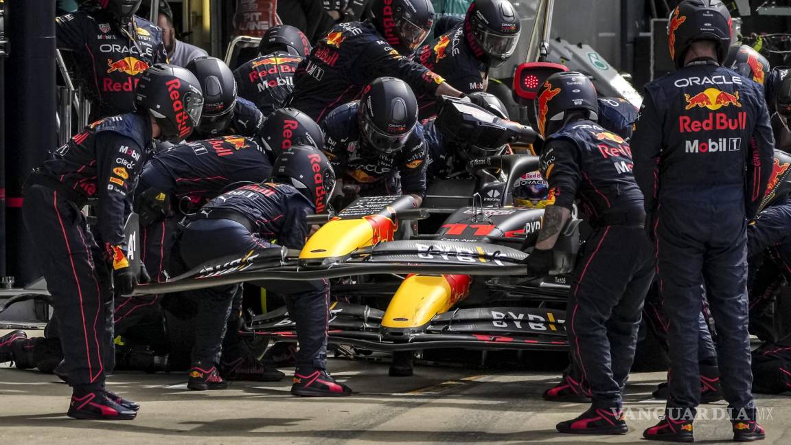 $!Sergio Pérez de Red Bull Racing entra a pits.