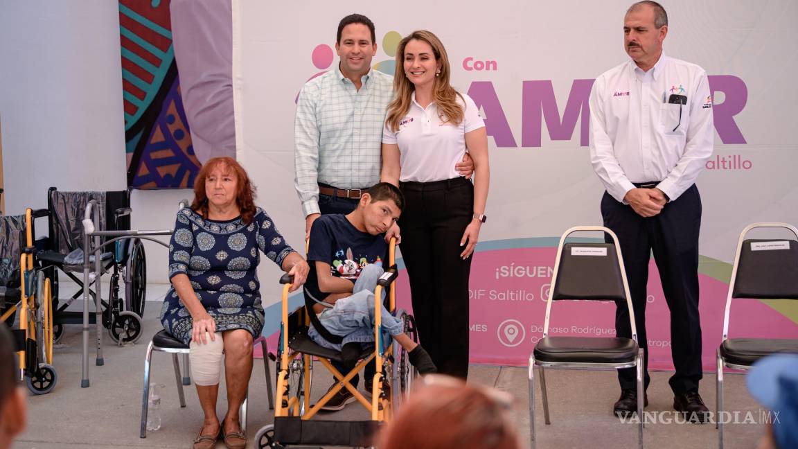 $!Diego Andrés Dávila Hernández recibió una silla de ruedas juvenil durante la entrega simbólica de apoyos realizada este viernes por el DIF Saltillo.