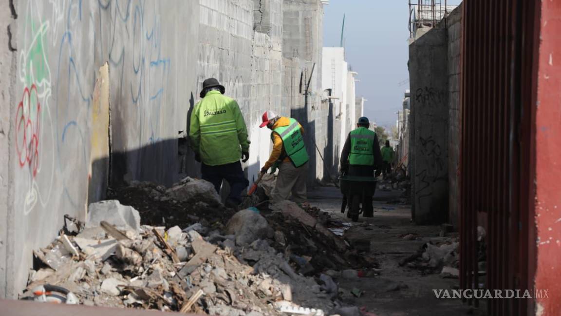 $!En el fraccionamiento Mirasierra, personal municipal retiró escombro y desechos acumulados en callejones y vialidades para mejorar el entorno de las familias.