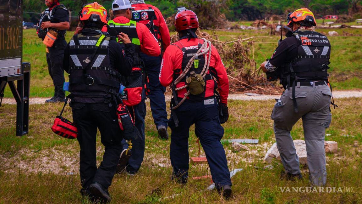 Elementos de Protección Civil de Nuevo León buscan a víctimas de inundaciones en Texas