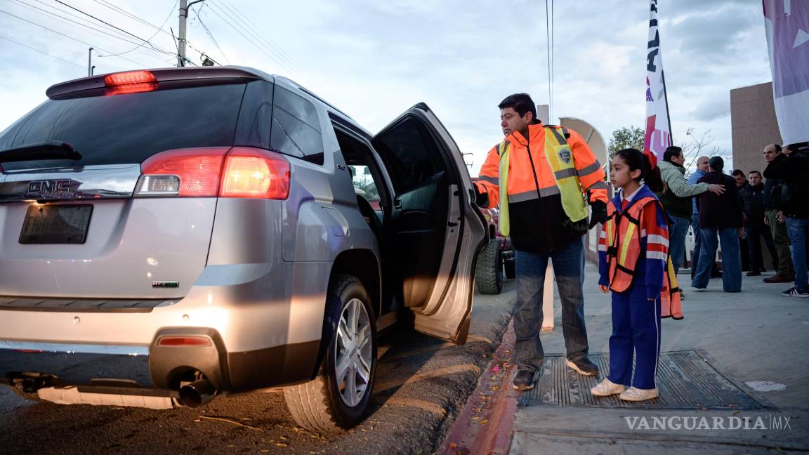 $!Patrullas Escolares, integradas por 220 madres y padres de familia, apoyarán en la seguridad de 22 escuelas de alta demanda durante el regreso a clases.