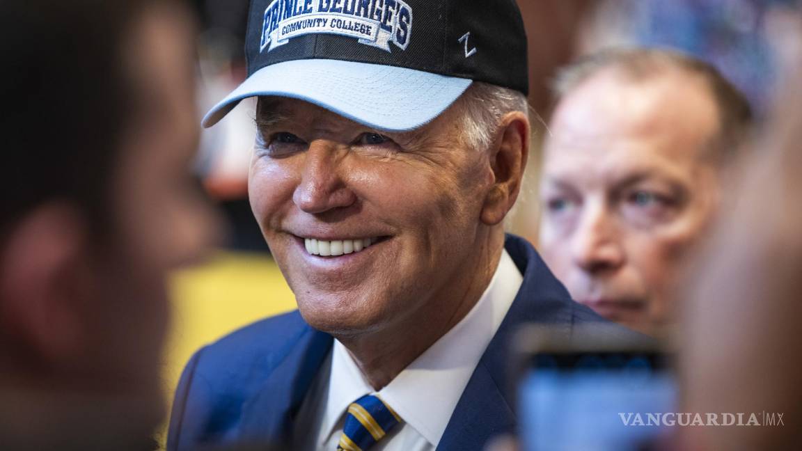 $!Joe Biden, saluda a sus partidarios después de promocionar los esfuerzos económicos de su administración, a los que se refiere como “Bidenomía”.