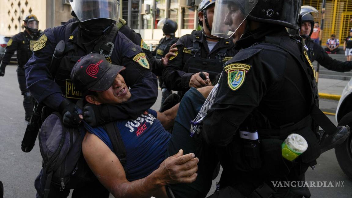 $!La policía detiene a un manifestante que marchaba contra la presidenta Dina Boluarte en Lima, Perú.