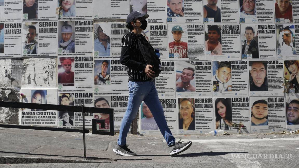 $!Un hombre camina en la Glorieta de los Niños Héroes, donde fueron colocadas lozas con los retratos de personas desaparecidas en Guadalajara, Jalisco (México).