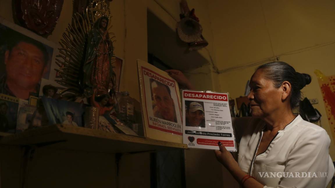 $!La señora María del Refugio Torres, posa con un cartel de búsqueda de su hijo José Preciado, desaparecido hace 8 años en Guadalajara, Jalisco (México).