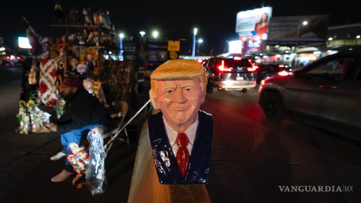 $!Un busto del presidente electo Donald Trump se vende entre filas de autos que esperan cruzar la frontera hacia Estados Unidos en Tijuana, México.